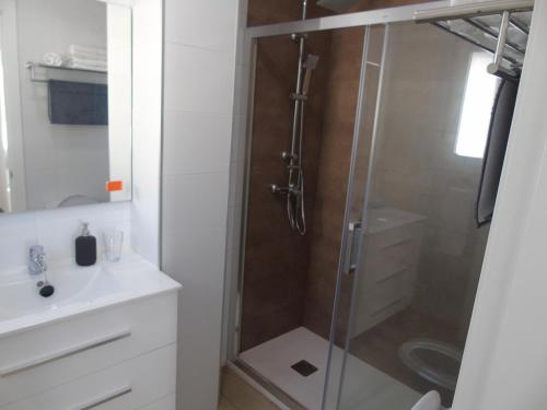 ein Bad mit einer Dusche und einem Waschbecken in der Unterkunft Villa Esperanza - Canillas de Albaida in Canillas de Albaida