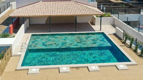 - une vue sur la piscine située dans un bâtiment dans l'établissement SELECT'soHOME - T2 entièrement rénové à quelques pas de la plage - POS07, à Bormes-les-Mimosas