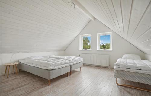 um quarto branco com 2 camas e 2 janelas em Gorgeous Home In Snedsted With House A Panoramic View em Snedsted