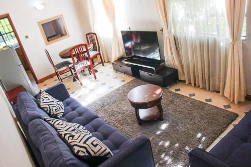 Телевизор и/или развлекательный центр в Windy Ridge Karen View Palace Apartment