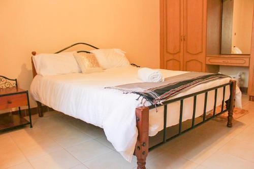 Кровать или кровати в номере Windy Ridge Karen View Palace Apartment