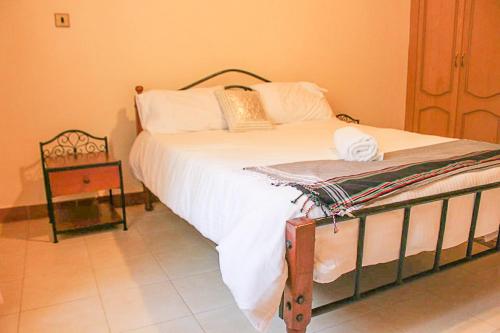 Кровать или кровати в номере Windy Ridge Karen View Palace Apartment