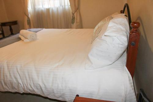 Кровать или кровати в номере Windy Ridge Karen View Palace Apartment