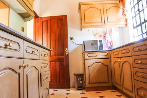 Кухня или мини-кухня в Windy Ridge Karen View Palace Apartment

