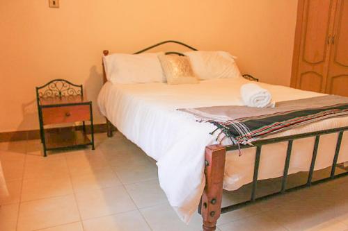 Кровать или кровати в номере Windy Ridge Karen View Palace Apartment