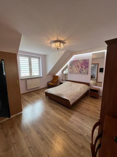 een grote slaapkamer met een bed en een plafond bij Garden Villa in Busko-Zdrój