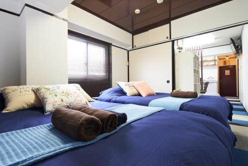 een kamer met drie blauwe bedden erin bij Ryogoku 601 Private Cozy Stay 4min Walk Station Asakusa Nearby in Tokyo
