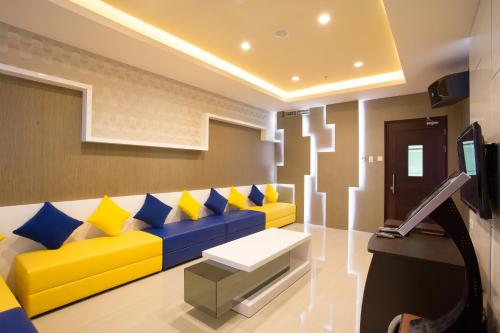 Телевизор и/или развлекательный центр в Golden Palace Hotel Lombok