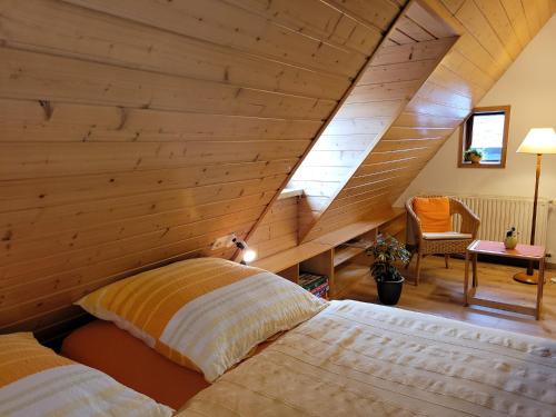 Duas camas num quarto com tecto em madeira em Ferienwohnungen Stephan em Marienberg