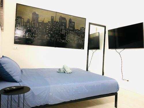 1 dormitorio con 1 cama y una foto de la ciudad en Gilli Suite Sanremo, en San Remo