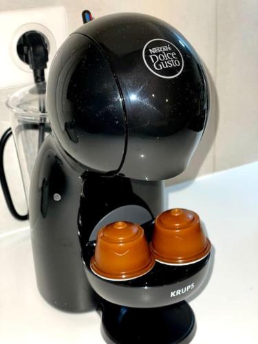 une cafetière assise au-dessus d'un comptoir dans l'établissement Appartement Hypercentre Parking Gratuit, à Ajaccio