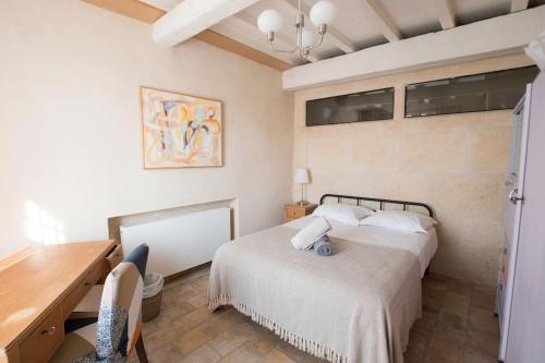 - une chambre avec un lit et un bureau dans l'établissement Rhona, Terrasse vue sur le Rhône, à Arles