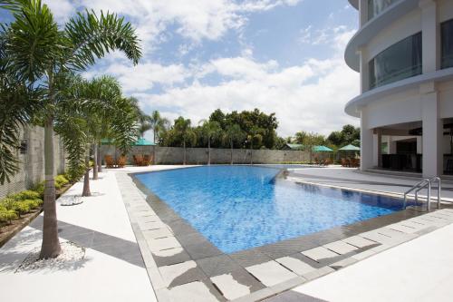 Бассейн в Golden Palace Hotel Lombok или поблизости