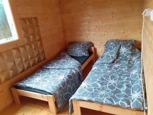 a room with two beds in a cabin at Domki letniskowe nad morzem in Pogorzelica