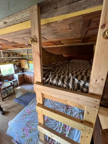Ένα ή περισσότερα κρεβάτια σε δωμάτιο στο Foxglove eco lodge