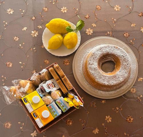 een tafel met een bord eten en een bord citroenen bij Home Fiori d’Angelo in Agropoli