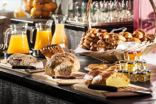 une table recouverte de beaucoup de différents types de pain dans l'établissement Hôtel Valdys Thalasso & Spa - les Pins, à Saint-Jean-de-Monts