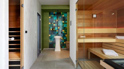 La salle de bains est pourvue d'une douche avec une porte en verre. dans l'établissement ABC Hotel, à Blankenberge