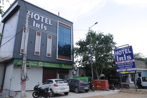 Nārnaul的住宿－Hotel iris，一辆汽车停在大楼前的酒店