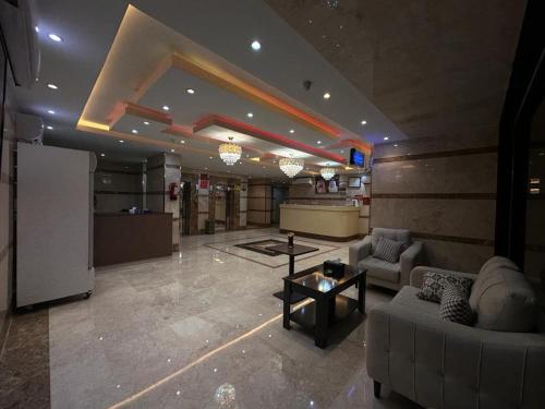 een lobby met een bank en een tafel in een kamer bij وجهة التميز 2 in Jeddah