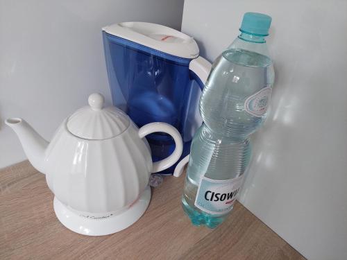 a bottle of water and a teapot and a tea kettle at Apartament Finezja in Sandomierz