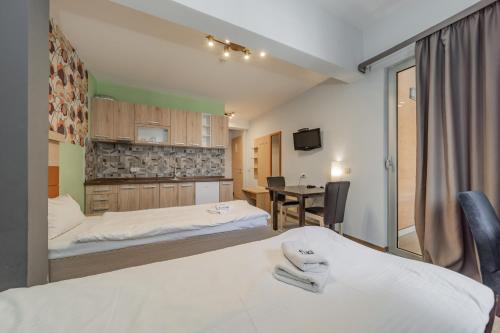um quarto de hotel com duas camas e uma mesa em City Code Spa em Belgrado