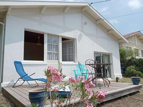 Villa lumineuse à 300m de la plage, 5min de l'océan en vélo, jardin et terrasse, proche commerces - FR-1-736-1