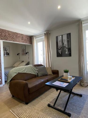 un salon avec un canapé et une table basse dans l'établissement Le Paris Appart' T2 au centre du Mans, au Mans