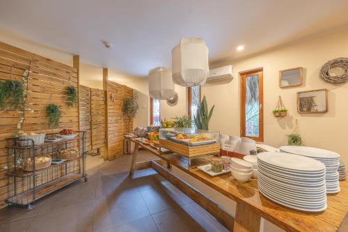une salle à manger avec des assiettes sur une table dans l'établissement Morena Resort, à Willemstad