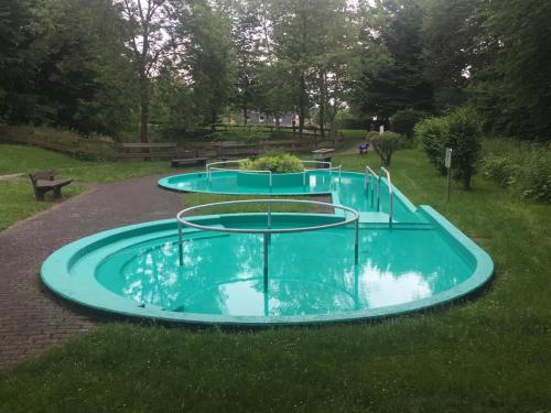 a group of three trays in a park at THE SUITE Winterberg Deluxe - Exklusive Ausstattung, Bestlage zwischen Skikarussell und Marktplatz, eigener Garten, Ski- und Fahrradraum, ruhige Südausrichtung, WLAN, hundefreundlich in Winterberg