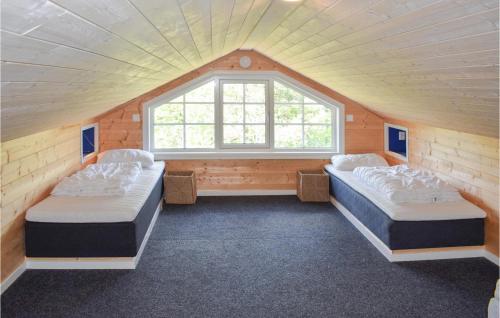 - 2 lits dans une chambre avec fenêtre dans l'établissement Lovely Home In Passebekk With House A Mountain View, à Omholt