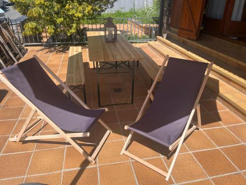 une paire de chaises et une table sur une terrasse dans l'établissement Cap del Tarter Apartament, au Tarter