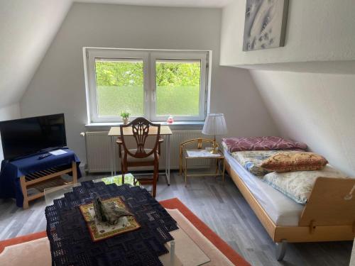 een kamer met een bed, een bureau en een televisie bij Monteur Gäste Zimmer Stadt Hafen in Husum