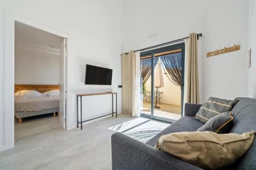 uma sala de estar com um sofá e uma cama em Cal Noia Villa 3 em Castellví de la Marca