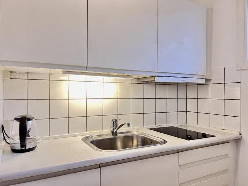 海萊烏的住宿－Studio Apartment In Herlev, Herlevgrdsvej 4, 3，厨房配有水槽和白色橱柜