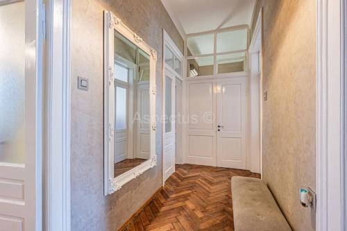 korytarz z lustrem i drzwiami w obiekcie Apartment for special getaway Rose w Puli