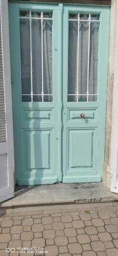 uma porta azul com janelas num edifício em Appartement 100 m² d'une maison em Saint-Marcel