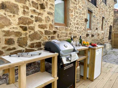 an outdoor kitchen with a grill on a table at Casa Pirri in Espinama