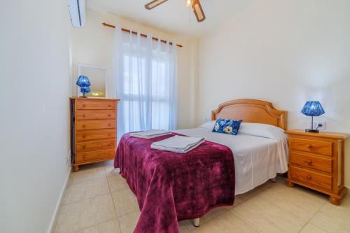 - une chambre avec un lit, une commode et une fenêtre dans l'établissement Menorca Duplex Javea Montanar II by Rock Rentals, à Platja de l'Arenal