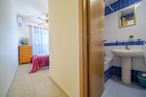 La salle de bains est pourvue d'un lavabo, de toilettes et d'un miroir. dans l'établissement Menorca Duplex Javea Montanar II by Rock Rentals, à Platja de l'Arenal