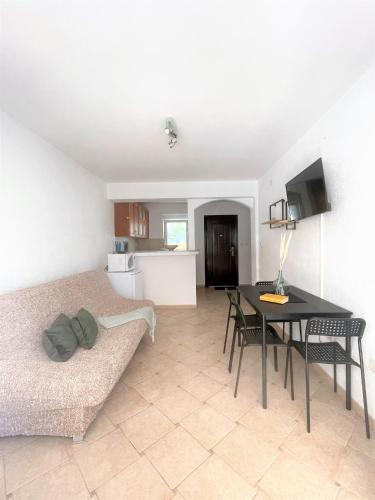 Gallery image of Nice apartment (1) for 2-4 in 60m to beach in Dubravčevina