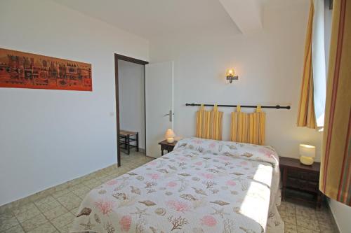 エンプリアブラバにあるBasic Comfort Apartment Canigo 0030のベッドルーム(ベッド1台、窓付)