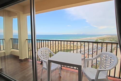 エンプリアブラバにあるBasic Comfort Apartment Canigo 0030の海の景色を望むバルコニー(テーブル、椅子付)