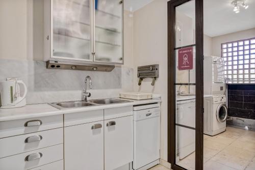 une cuisine avec un évier et une machine à laver dans l'établissement Villa Gadea 6-2, à Altea
