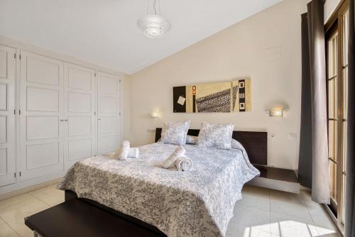 une chambre avec un lit avec deux serviettes dessus dans l'établissement Villa Gadea 6-2, à Altea