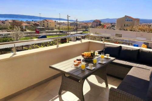 stół z misą owoców na balkonie w obiekcie Villa Axioma 4-Star Luxury Villa, 2 apartments, Sea View , close to beach, sea view terrace w mieście Kaštela
