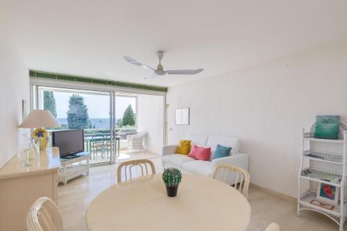 un salon avec une table et un canapé dans l'établissement Le Grand Large 2 par Dodo-a-Cassis, à Cassis