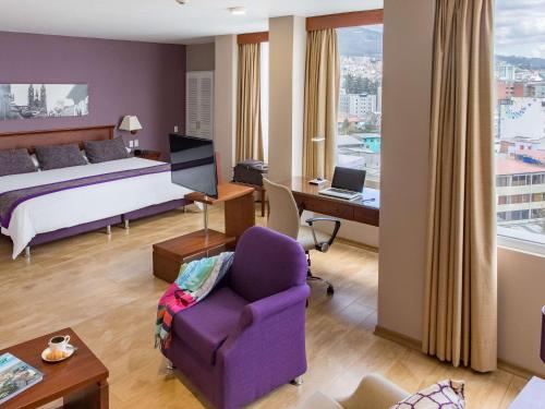 基多的住宿－Mercure Alameda Quito，酒店客房,配有一张床和一张紫色椅子