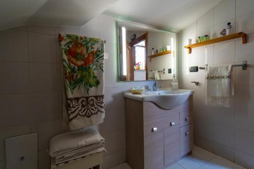 貝內文托的住宿－B&B gigi，一间带水槽和镜子的浴室