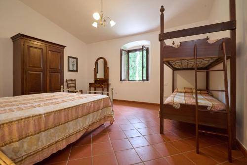 een slaapkamer met een stapelbed en een spiegel bij Antichi Palmenti - Rosmarino in San Vincenzo